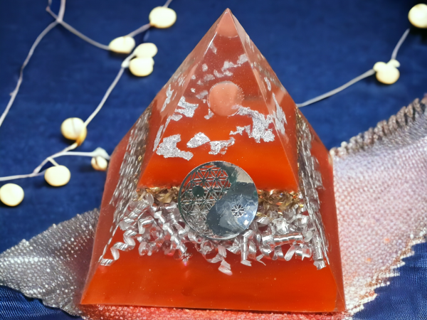 Orgonite pyramide rouge yin yang argenté